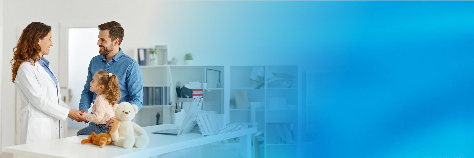 Aufnahmesituation eines Kindes in Begleitung ihres Vaters mit einer Ärztin des Kreiskrankenhauses Prenzlau