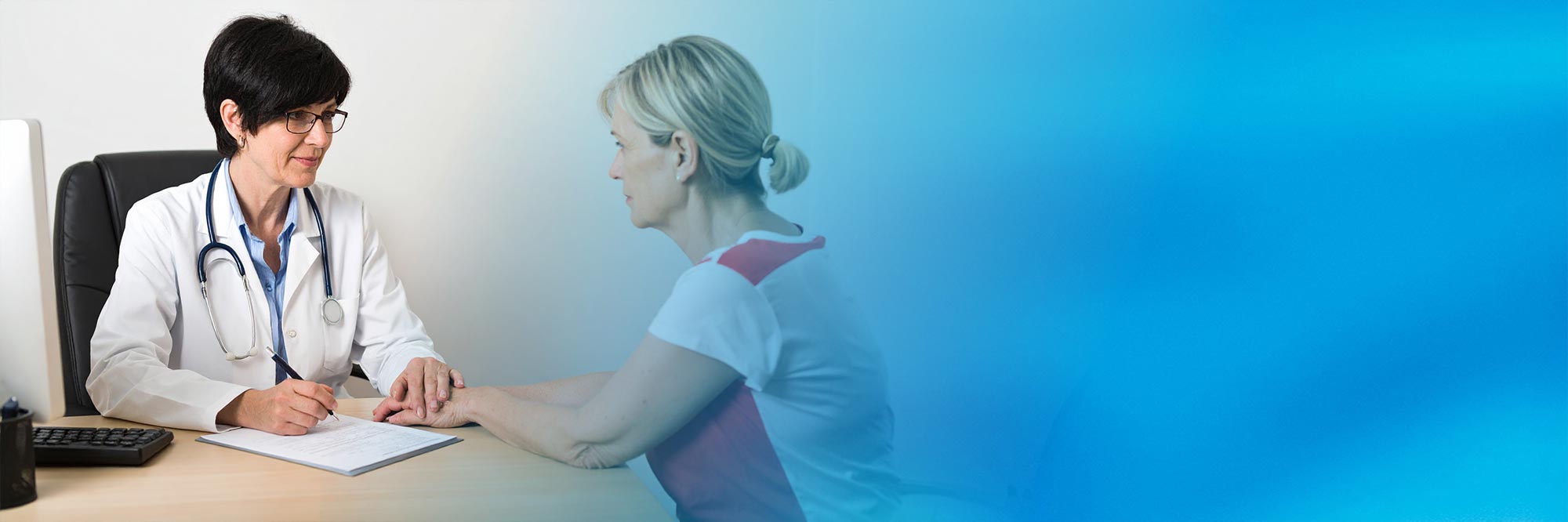 Eine Ärztin im Gespräch mit einer Patientin