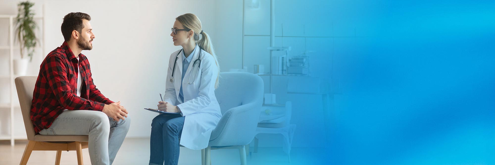 Ein Ärztin im Gespräch mit einem Patienten.