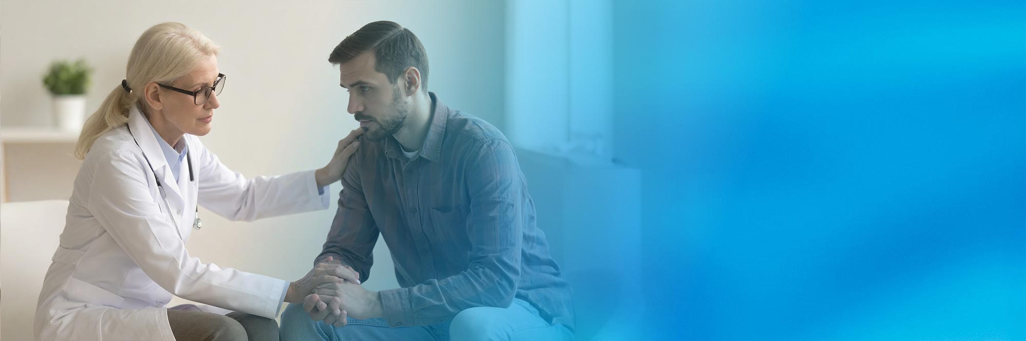 Eine Ärztin im Gespräch mit einem Patienten