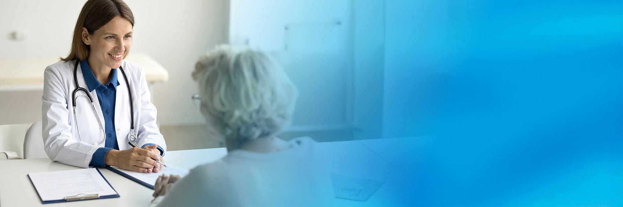 Sozialarbeiter des MSZ Uckermark im Gespräch mit einer Patientin