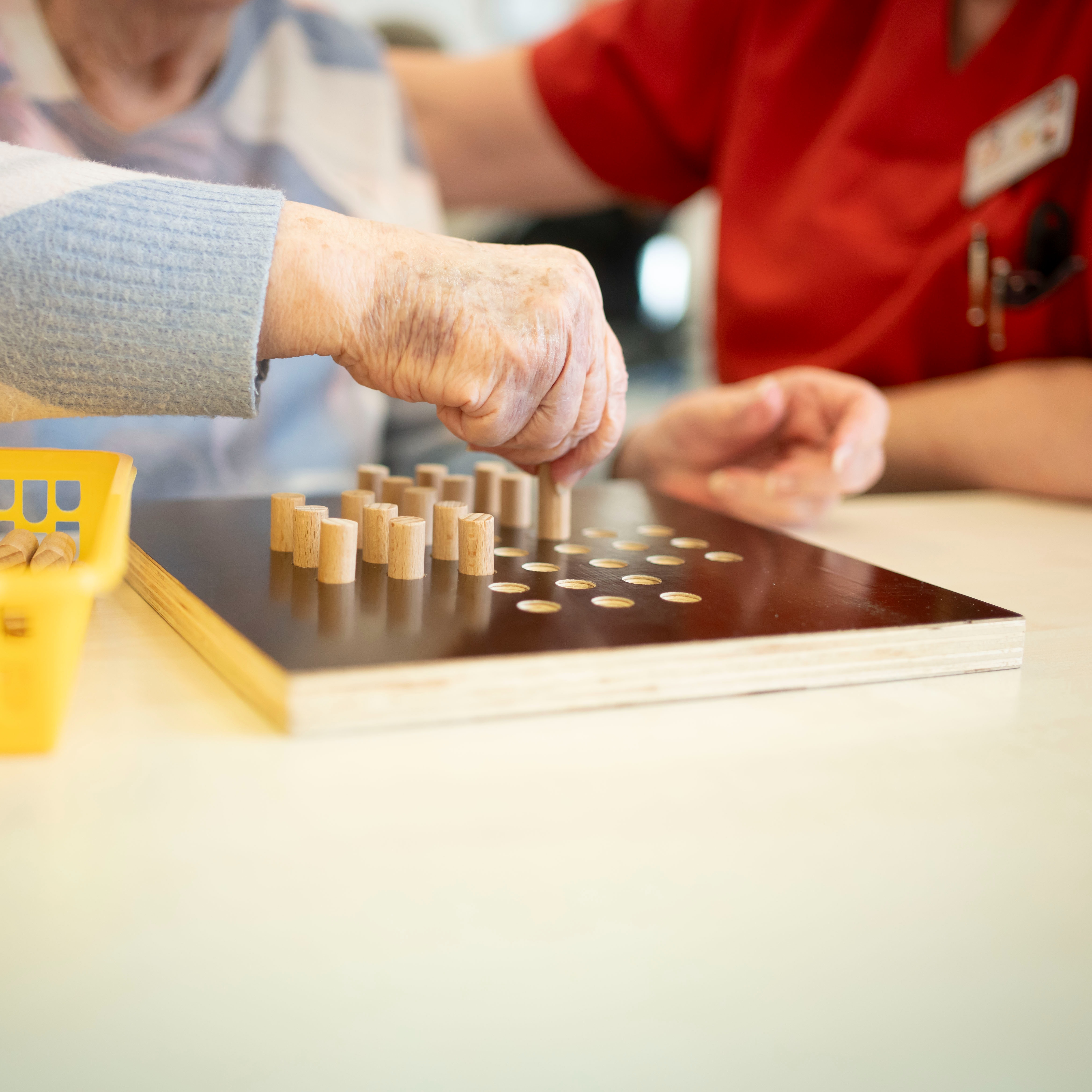 Logopädin bei einer Sprachübung mit einem Patienten.