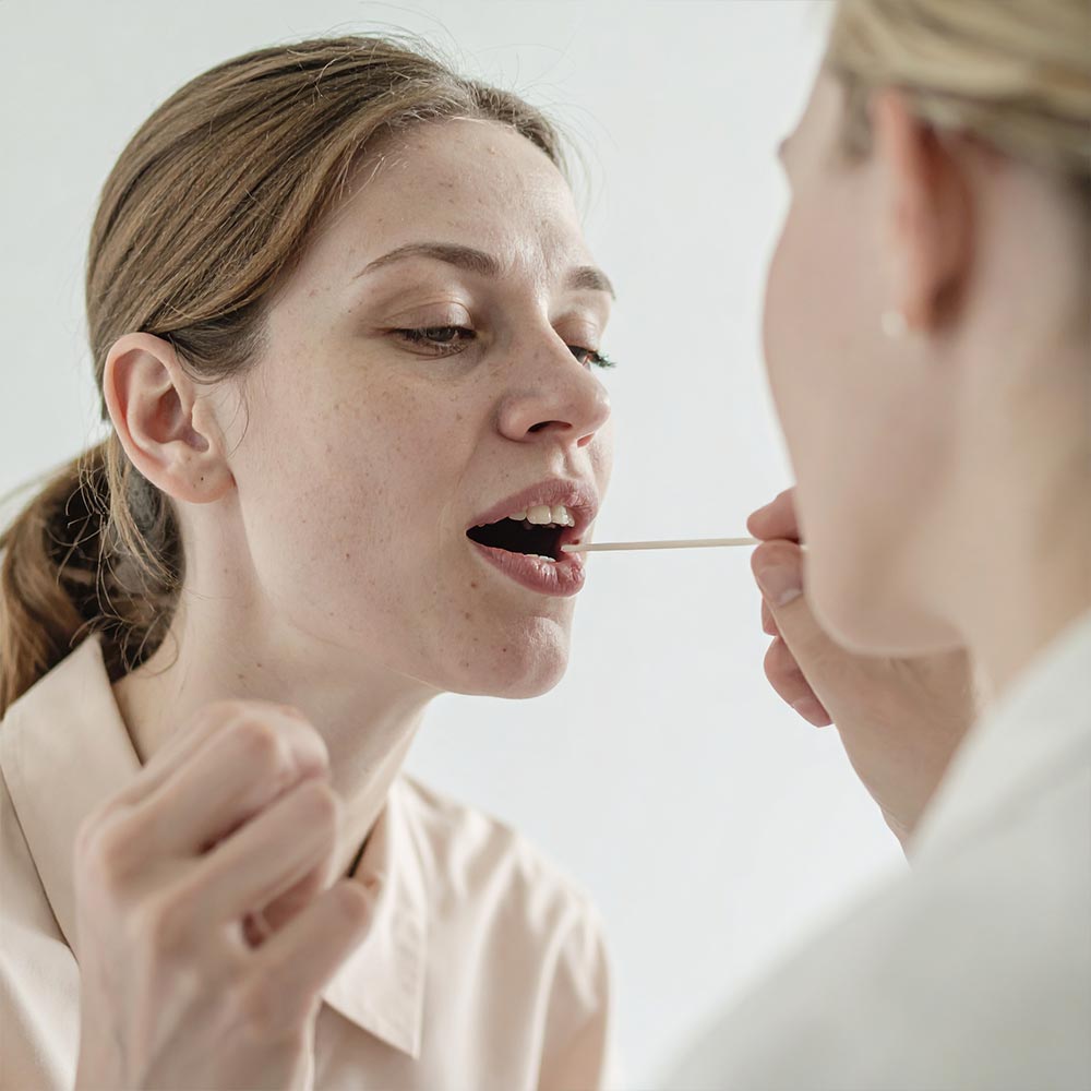 Logopädin bei einer Sprachübung mit einem Patienten.
