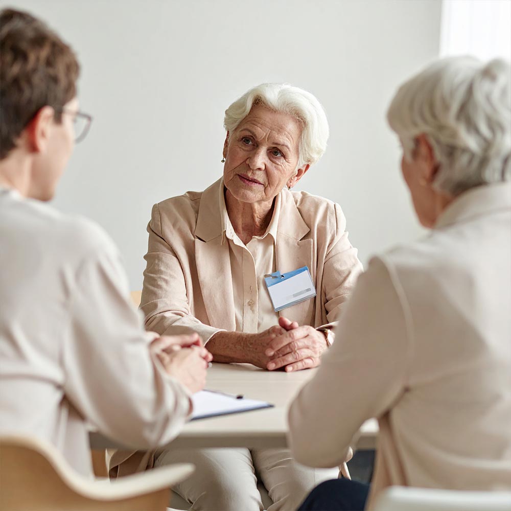 Eine Mitarbeiterin des Sozialdienstes im Beratungsgespräch mit Angehörigen.