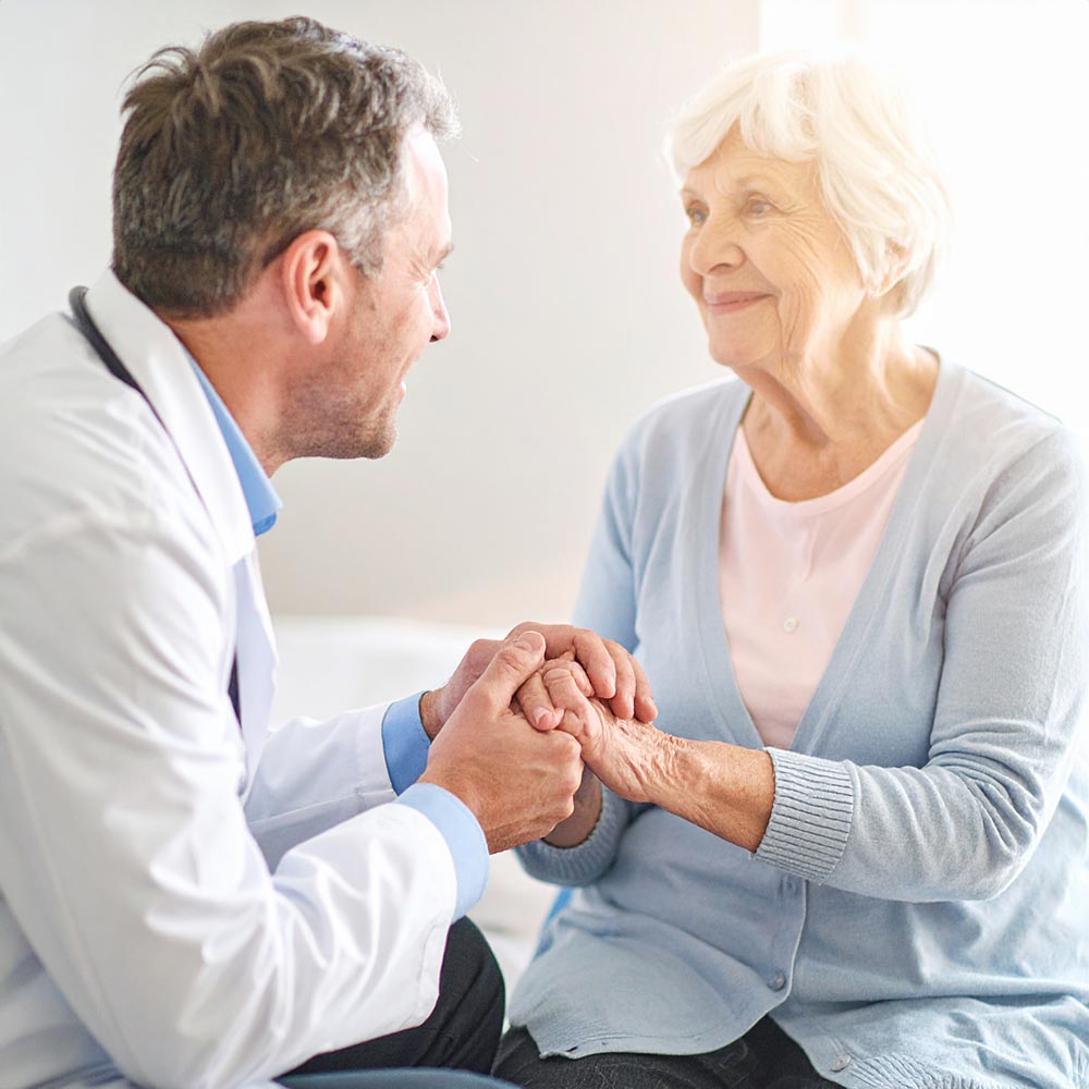 Blick in einen hellen Krankenhauskonsultationsraum