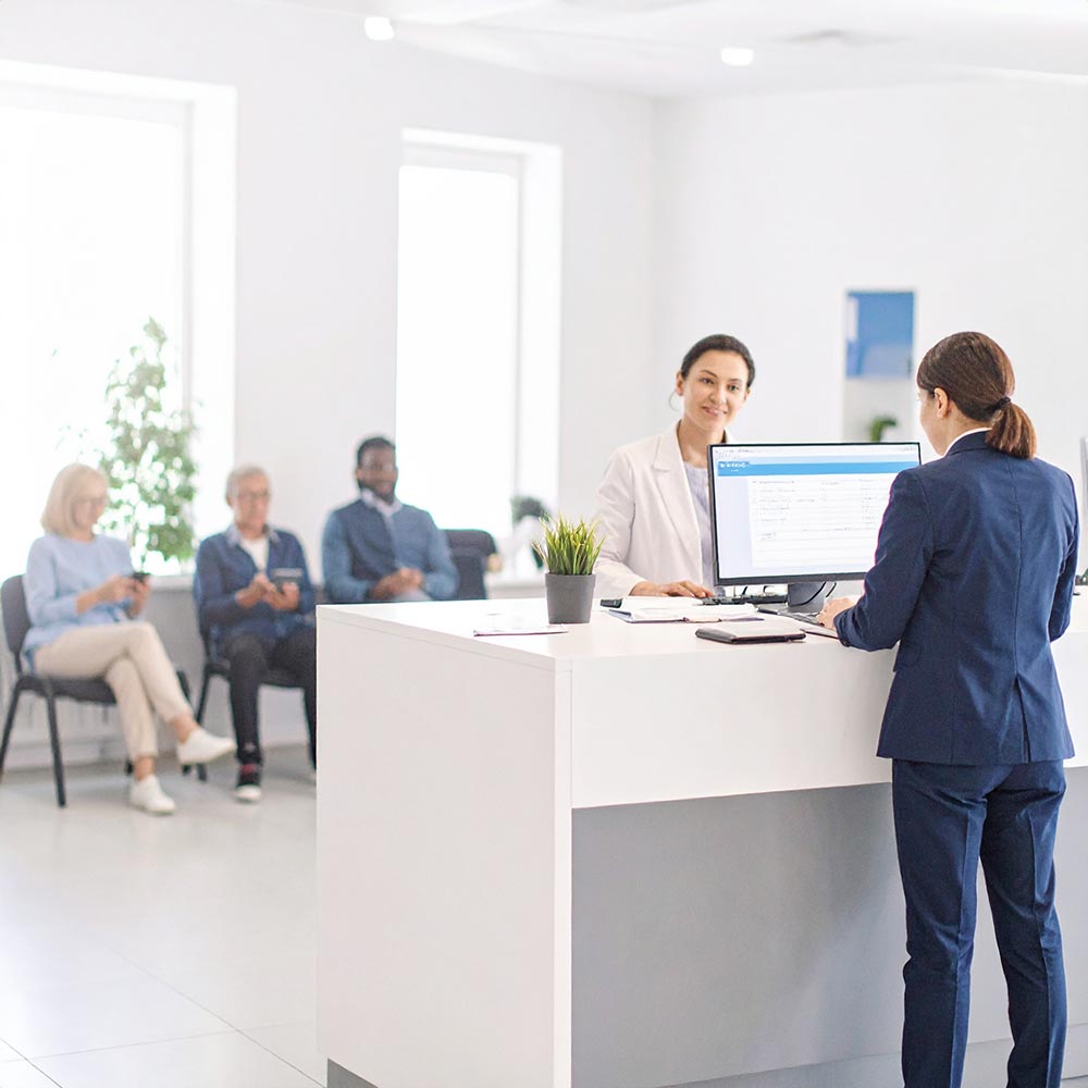 Blick in einen hellen Krankenhauskonsultationsraum