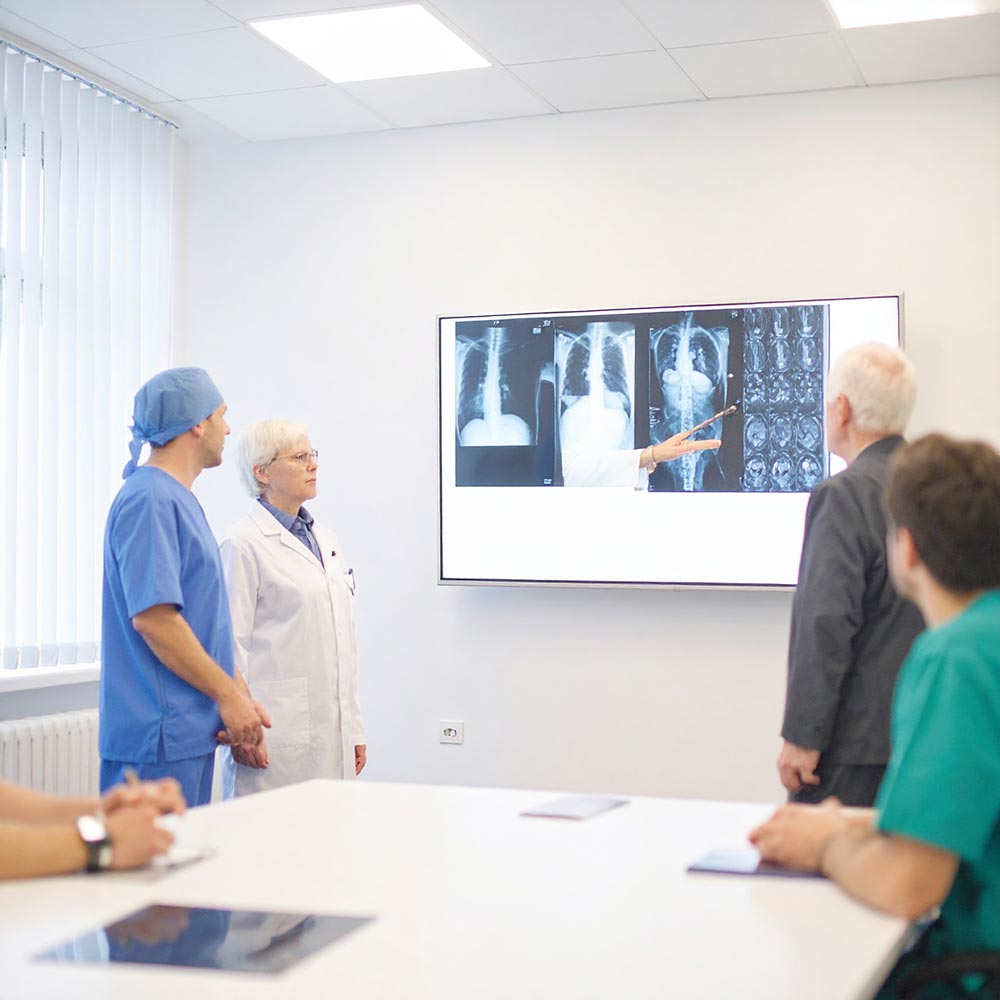 Interdisziplinäre Fallbesprechung durch Fachärzte und Chirurgen anhand digitaler Bildgebung