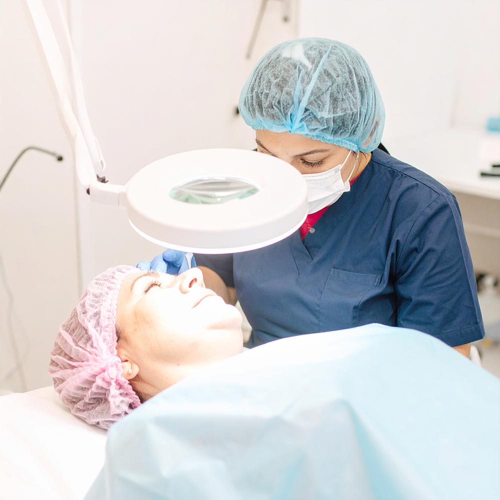 Blick in einen hellen Krankenhauskonsultationsraum