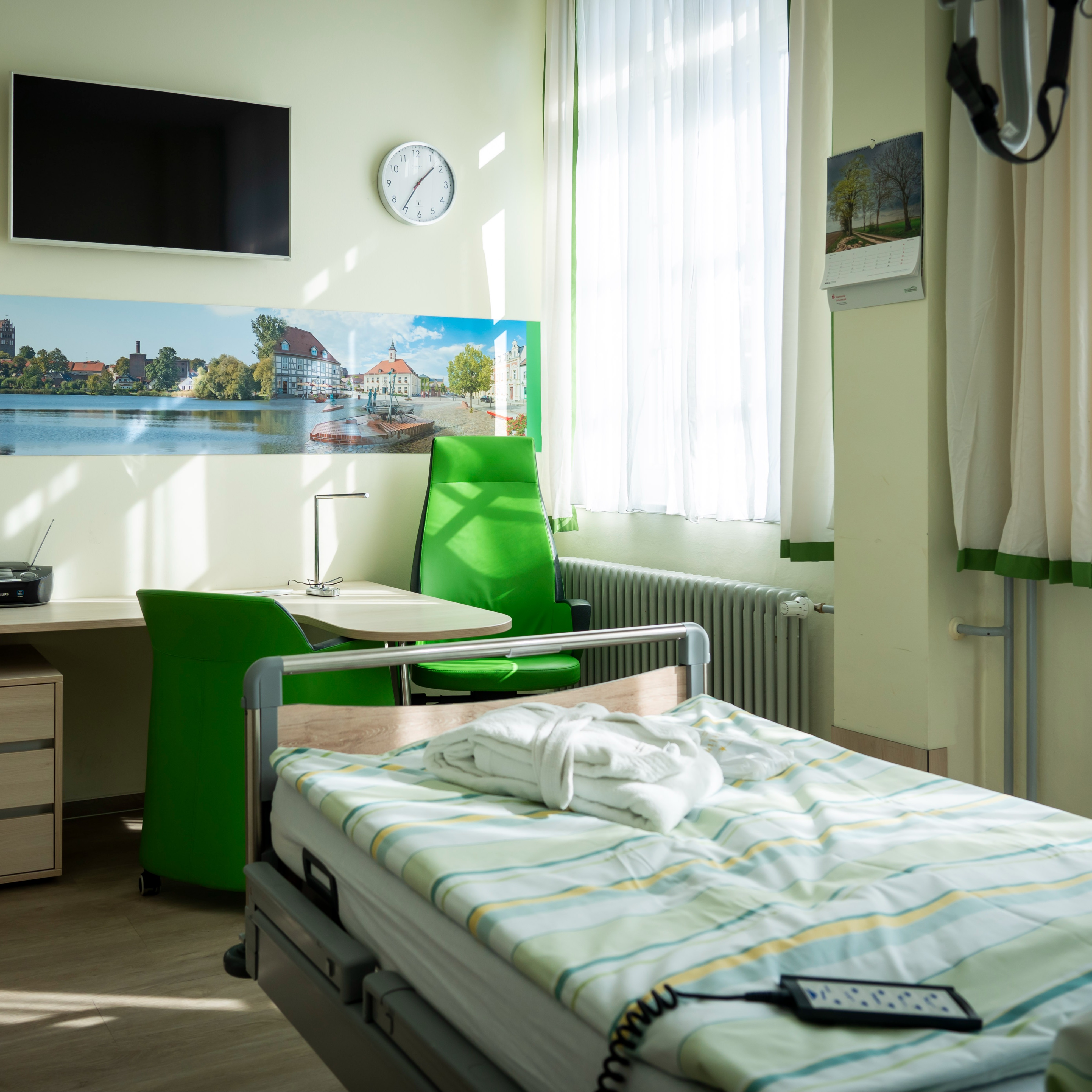 Komfortzimmer mit Ausstattung im Krankenhaus