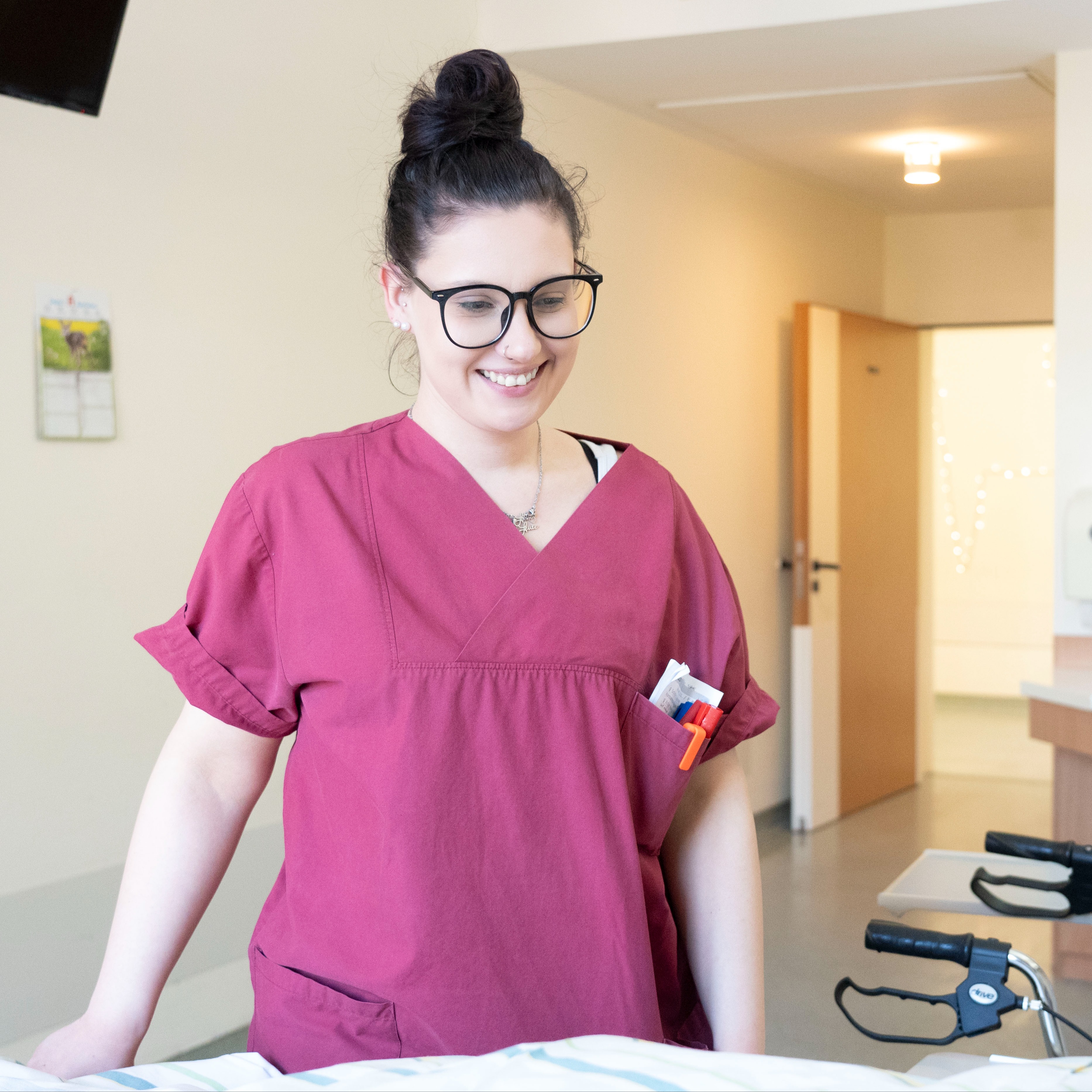 Blick in einen hellen Krankenhauskonsultationsraum